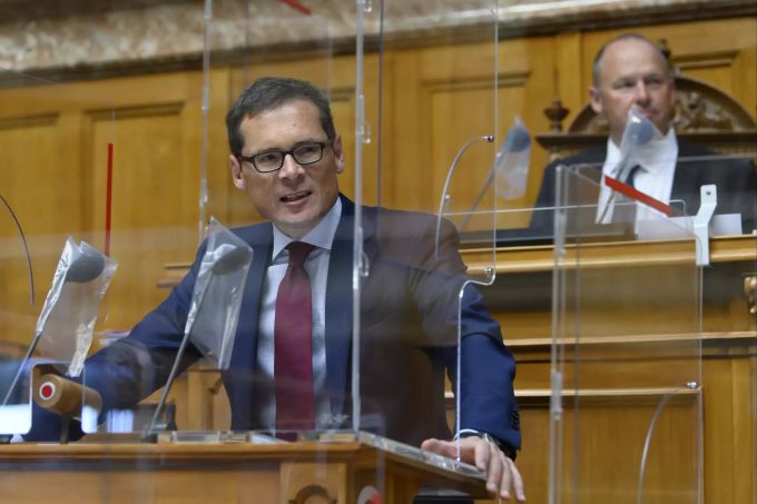 Roger Köppel (SVP/ZH), spricht vor Nationalratspräsident Andreas Aebi (SVP/BE), während der Sommersession 2021. Nationalrat EU Köppel SVP
