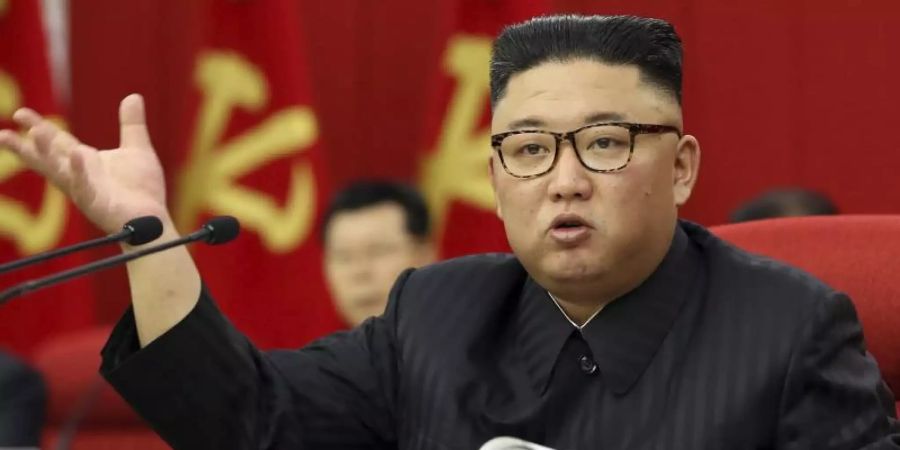 Der nordkoreanische Machthaber Kim Jong Un spricht während einer Versammlung der Arbeiterpartei in Pjöngjang. Foto: Uncredited/KCNA via KNS/dpa