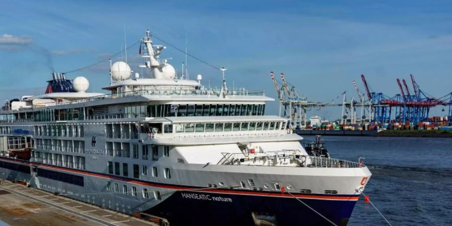 Das Kreuzfahrtschiff «Hanseatic nature» von Hapag-Lloyd Cruises liegt am Terminal des Cruise Center in Altona. Nach monatelanger Corona-Zwangspause soll die Kreuzfahrtsaison auch in Hamburg wieder starten. Foto: Axel Heimken/dpa