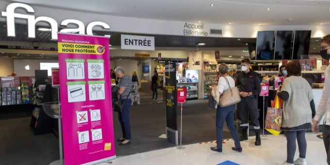 Kunden stehen vor einer Fnac-Filiale in Genf. Fnac