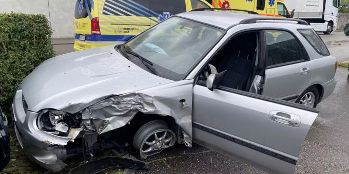 An beiden Fahrzeugen entstand Totalschaden. An beiden Fahrzeugen entstand Totalschaden.