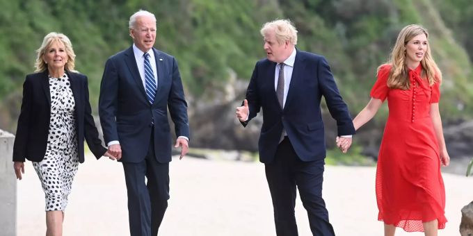 Boris Johnson (2.v.r), Premierminister von Grossbritannien, und seine Frau Carrie Johnson (r) sowie Joe Biden, Präsident der USA, und First Lady Jill Biden. Johnson trifft Biden
