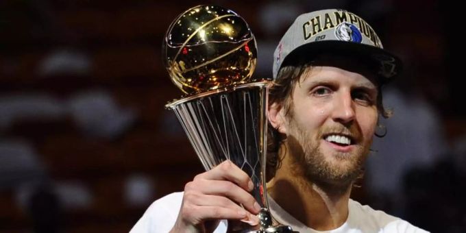 Dirk Nowitzki posiert 2011 mit der Trophäe für den Wertvollsten Spieler der NBA (Most Valuable Player. Foto: Larry W. Smith/EPA/dpa Dirk Nowitzki posiert 2011 mit der Trophäe für den Wertvollsten Spieler der NBA (Most Valuable Player. Foto: Larry W. Smith/EPA/dpa
