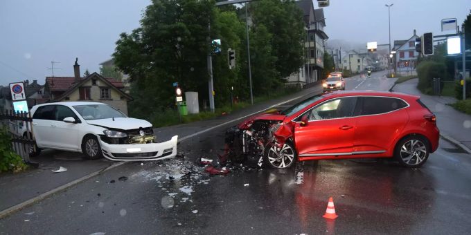 Kollision zwischen zwei Personenwagen in Herisau.