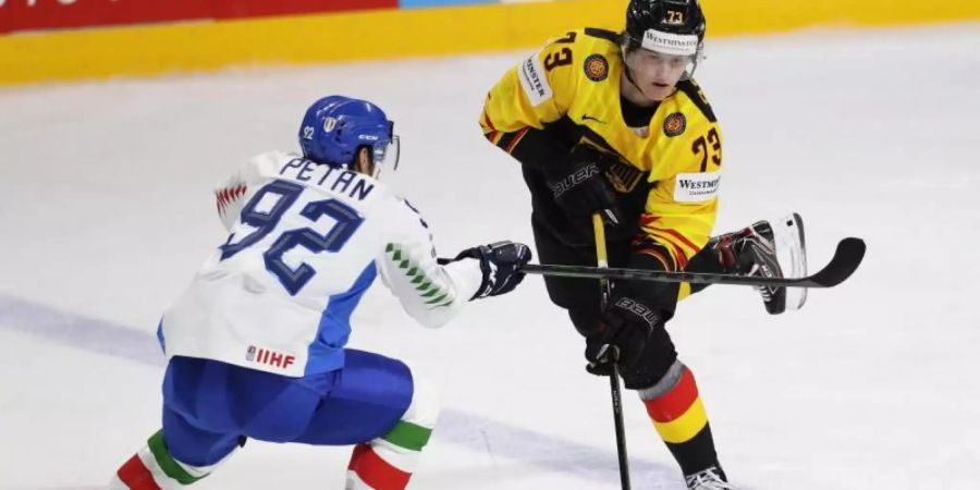 Lukas Reichel (r) wechselt in die NHL. Foto: Sergei Grits/AP/dpa