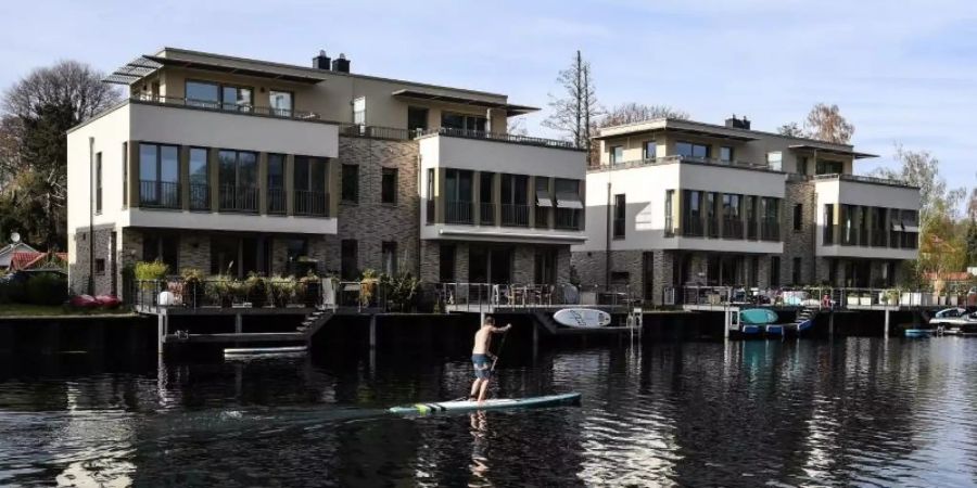 Traditionell investieren die Deutschen lieber in Immobilien als in Wertpapiere. Das zeigt eine Analyse der Unternehmensberatung Boston Consulting Group. Foto: Britta Pedersen/dpa-Zentralbild/dpa