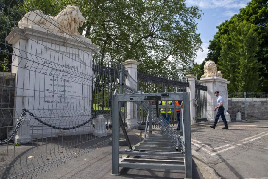 Der Eingang der Villa wird stark bewacht.