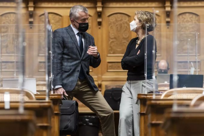 GLP-Nationalrätin Melanie Mettler, rechts, diskutiert mit Lorenz Hess (Die Mitte), kurz vor Sitzungsbeginn, an der Frühlingssession der Eidgenössischen Räte, am 1. März 2021 im Nationalrat Bern. Lorenz Hess Melanie Mettler