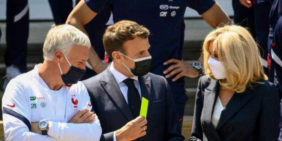 Macron zeigt seiner Frau Brigitte die Gelbe Karte