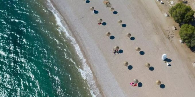 An einem Strand südlich von Athen: Griechenland empfängt bereits seit einigen Wochen wieder Touristen. Foto: Lefteris Partsalis/XinHua/dpa An einem Strand südlich von Athen: Griechenland empfängt bereits seit einigen Wochen wieder Touristen. Foto: Lefteris Partsalis/XinHua/dpa
