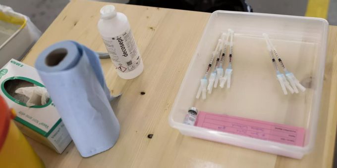 Spritzen und ein Fläschchen mit dem Moderna-Impstoff gegen das Coronavirus sowie weiteres medizinisches Material stehen auf einem Tisch bereit. Coronavirus Schweiz