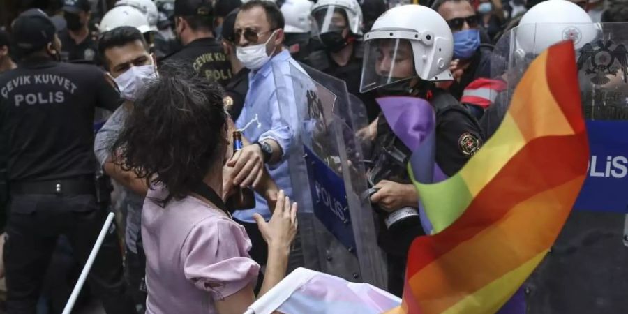 In Istanbul haben sich Hunderte Menschen zur Pride-Parade versammelt. Foto: Emrah Gurel/AP/dpa