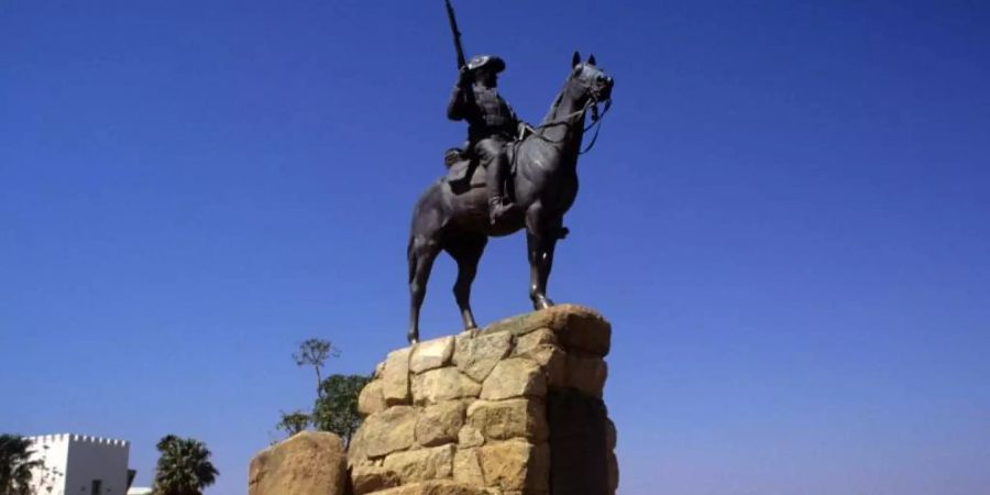 Das «Südwester Reiter» genannte Reiterdenkmal der ehemaligen deutschen Schutztruppe. Es wurde am 27. Januar 1912 eingeweiht und soll an die Kolonialkriege des deutschen Kaiserreichs gegen die Herero und Nama in Deutsch-Südwestafrika erinnern. Foto: picture alliance / dpa