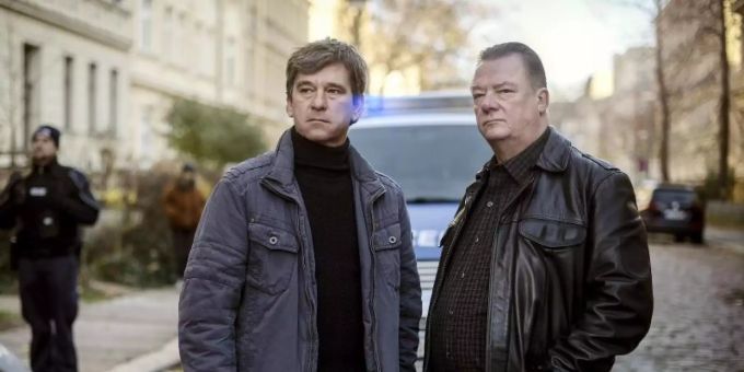 Kommissar Michael Lehmann (Peter Schneider, l) und Kommissar Henry Koitzsch (Peter Kurth) am Tatort. Foto: Felix Abraham/MDR/filmpool fiction//dpa Kommissar Michael Lehmann (Peter Schneider, l) und Kommissar Henry Koitzsch (Peter Kurth) am Tatort. Foto: Felix Abraham/MDR/filmpool fiction//dpa