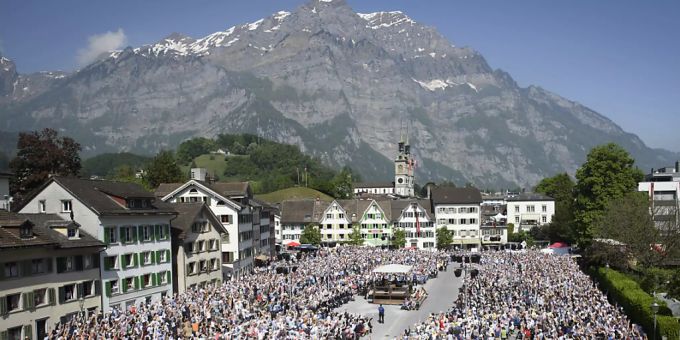 Die stimmberechtigten Glarnerinnen und Glarner werden dieses Jahr möglicherweise zweimal auf dem Zaunplatz in Glarus zur Landsgemeinde zusammenkommen. (Archivbild) Die stimmberechtigten Glarnerinnen und Glarner werden dieses Jahr möglicherweise zweimal auf dem Zaunplatz in Glarus zur Landsgemeinde zusammenkommen. (Archivbild)