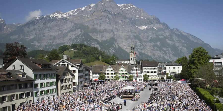 Die stimmberechtigten Glarnerinnen und Glarner werden dieses Jahr möglicherweise zweimal auf dem Zaunplatz in Glarus zur Landsgemeinde zusammenkommen. (Archivbild)