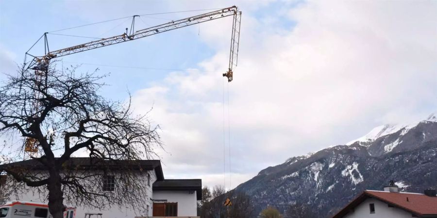 Bei einem Kranunfall in Trimmis GR sind zwei Arbeiter mittelschwer verletzt worden.