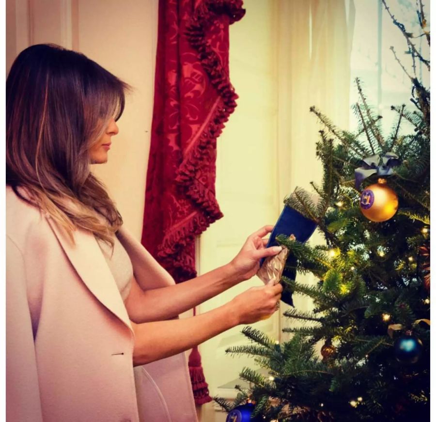 Melania Trump dekoriert den Weihnachtsbaum im Weissen Haus.