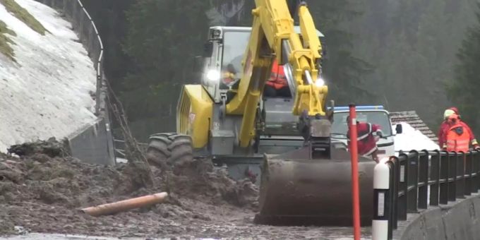 Die Strasse nach Adelboden ist gesperrt. Die Strasse nach Adelboden ist gesperrt.