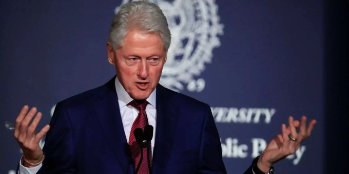 Bill Clinton bleibt nichts anderes, als die Hände zu verwerfen, während die Feuerwehr gegen die Flammen kämpft. Bill Clinton bleibt nichts anderes, als die Hände zu verwerfen, während die Feuerwehr gegen die Flammen kämpft.