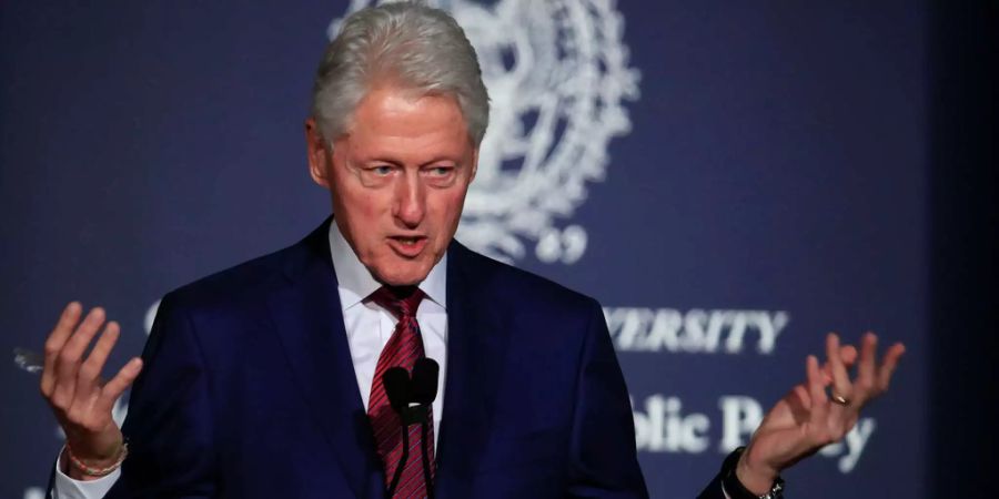 Bill Clinton bleibt nichts anderes, als die Hände zu verwerfen, während die Feuerwehr gegen die Flammen kämpft.