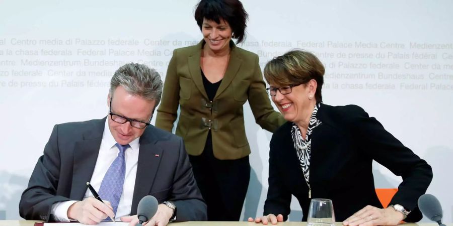 SBB-Chef Andreas Meyer (l) und Post-Chefin Susanne Ruoff (r): Sie sollen in Zukunft höchstens so viel verdienen wie Bundesrätin Doris Leuthard (m). Was sie de facto heute schon tun.