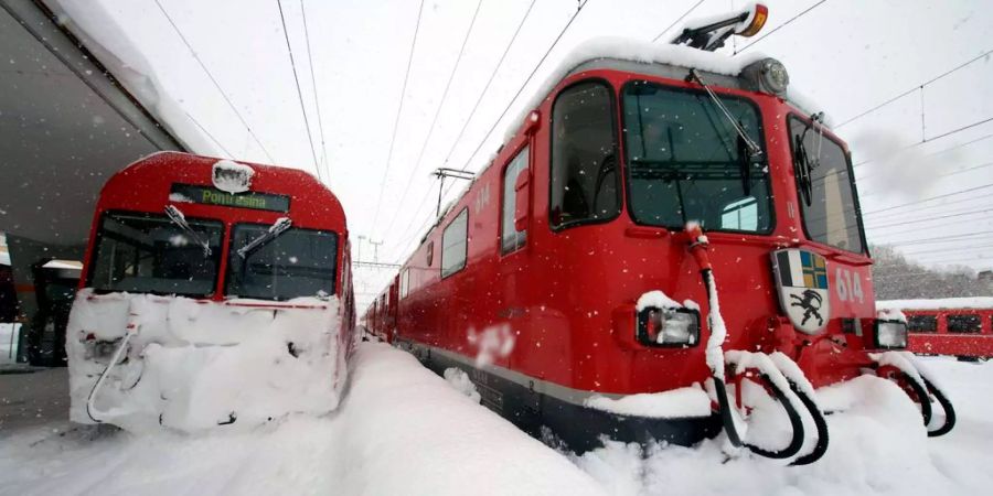 Mehrere Zugsausfälle in Graubünden wegen dem vielen Schnee. (Symbolbild)