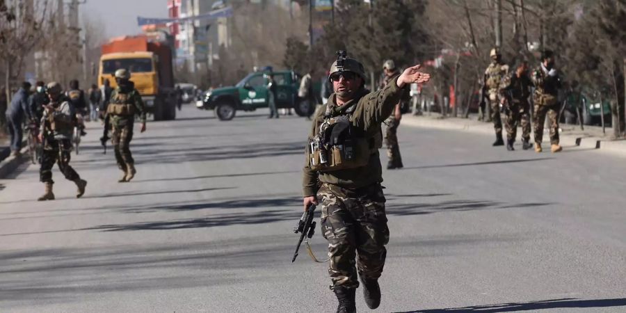 Unbekannte griffen ein grosses Hotel in Kabul an.