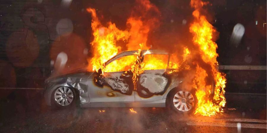 Das Fahrzeug des 19-jährigen Lenkers brannte vollständig aus.