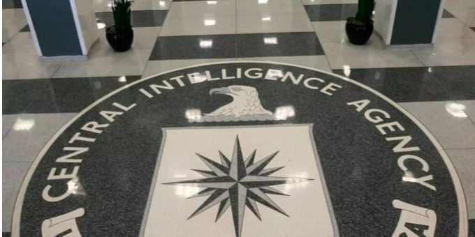Der Britische Teenager hat sich direkt in die CIA-Parteizentrale gehackt. Der Britische Teenager hat sich direkt in die CIA-Parteizentrale gehackt.