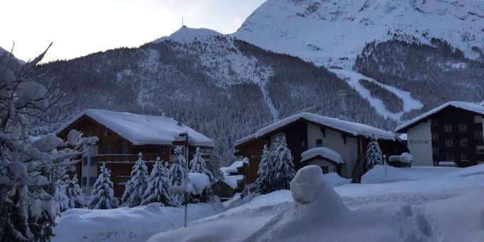 Saas Fee ist komplett eingeschneit und momentan von der Aussenwelt abgeschnitten. Saas Fee ist komplett eingeschneit und momentan von der Aussenwelt abgeschnitten.