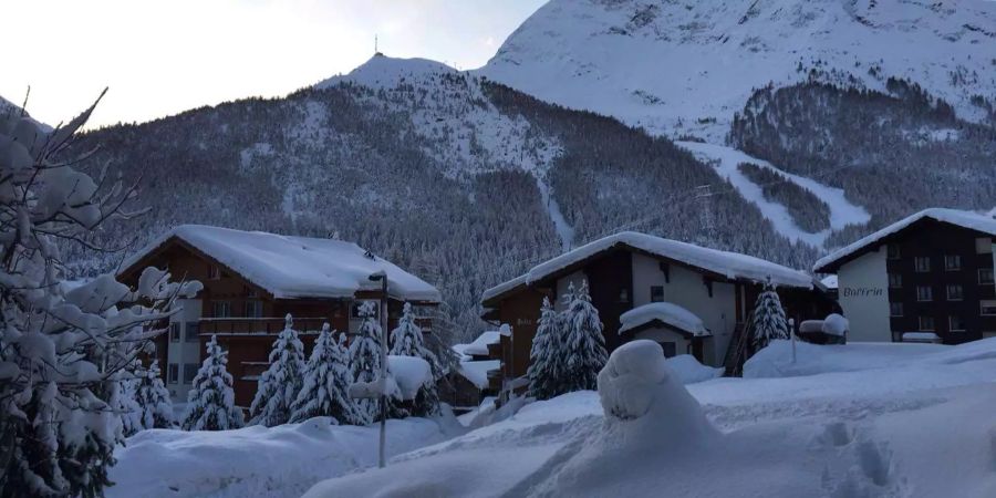 Saas Fee ist komplett eingeschneit und momentan von der Aussenwelt abgeschnitten.