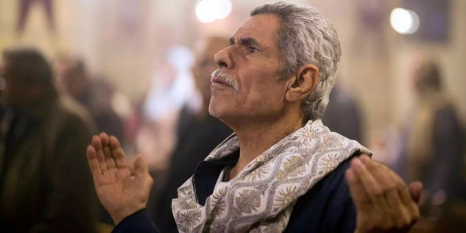 Ägyptische koptische Christen feiern in der Markuskathedrale in Kairo (Ägypten) die Weihnachtsmesse. Ägyptische koptische Christen feiern in der Markuskathedrale in Kairo (Ägypten) die Weihnachtsmesse.