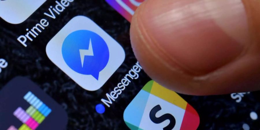 Die Angeklagten haben die pornografische Videos und Bilder über den Facebook-Dienst Messenger verbreitet.