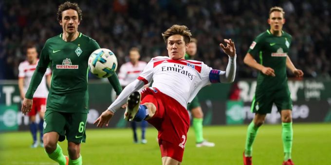 Werder Bremen gewinnt gegen den HSV. Werder Bremen gewinnt gegen den HSV.
