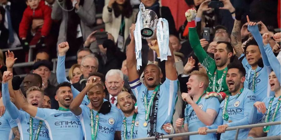 Vincent Kompany und seine Teamkollegen von ManCity stemmen den Ligacup in die Höhe.