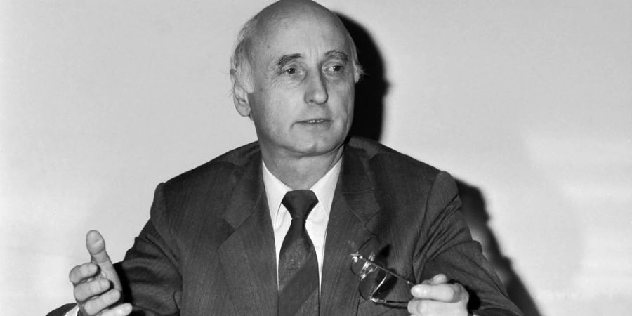 Der Zuercher Regierungsratspraesident und Erziehungsdirektor Alfred Gilgen spricht im Januar 1988 in Zuerich.