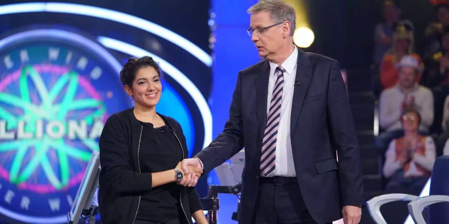 Leichtes Spiel? Kandidatin Roxanne setzt auf einen ganz besonders schlauen Telefonjoker.