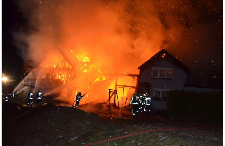 Das Doppelhaus in Schönengrund steht in Flammen.