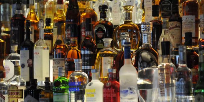 Hochprozentigere Getränke wären teurer als alkoholarme Getränke (Symbolbild). Alkohol