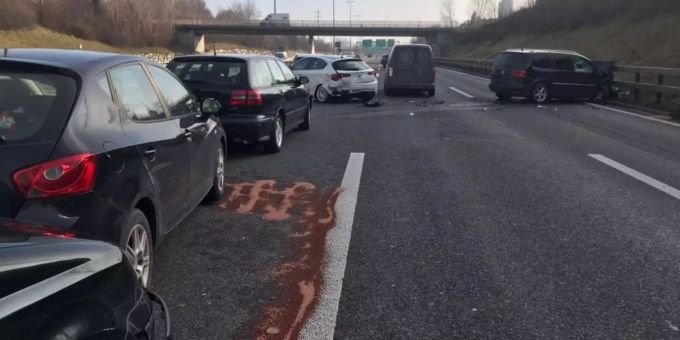Nach Unfall in Weiningen ZH - Stau auf der A1 Richtung Zürich