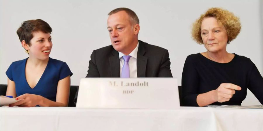 Lisa Mazzone, GP-GE, Martin Landolt, BDP-GL und Therese Froesch, Präsidentin Helvetas, von links, von der Allianz gegen Waffenexporte in Bürgerkriegsländer, sprechen an einer Medienkonferenz über die Opposition gegen die Lockerung der Kriegsmaterialverordnung, welche der Bundesrat vorsieht, am Montag, 10. September 2018, in Bern.