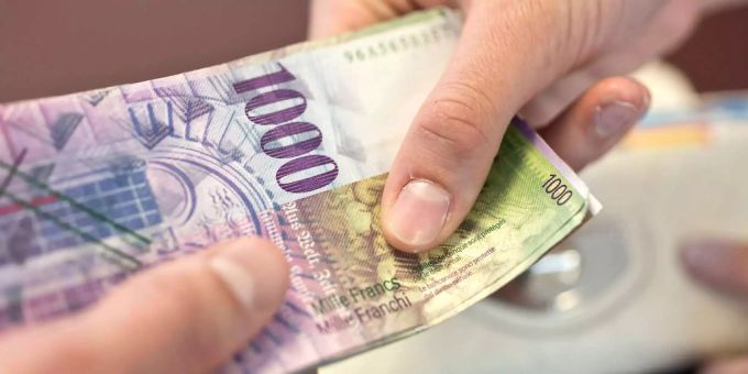 Für Schweizer Haushalte bedeutet dies, dass der Gürtel deutlich enger geschnallt werden muss. Gleichwohl verstehen sie, dass die Mieten steigen. (Symbolbild) Schweizer Franken schulden