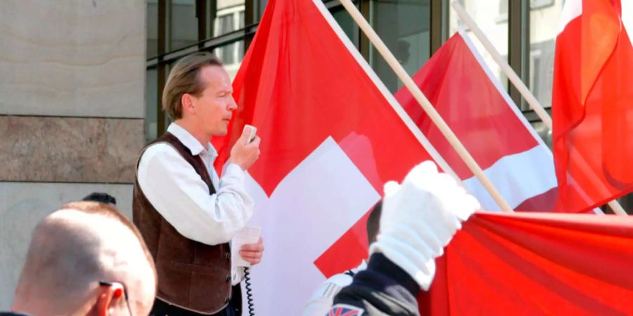 Bernhard Schaub spricht am Rande der 1.-Mai-Feier am Samstag, 30. April 2005, in Aarau zu rund 100 Angehörigen der rechtsextremen Szene, darunter Mitgliedern der Nationale Ausserparlamentarische Opposition (NAPO).