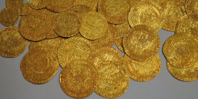 Mehrere antike Goldmünzen liegen aufeinander. (Symbolbild) Mehrere antike Goldmünzen liegen aufeinander. (Symbolbild)