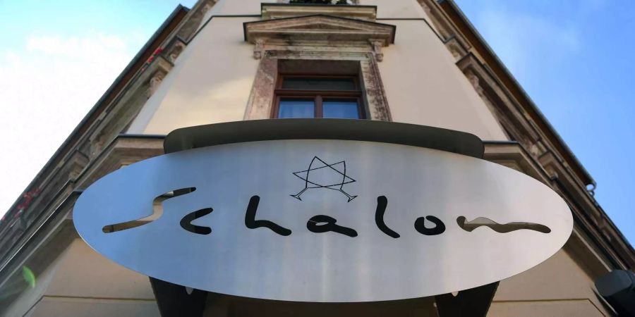 Das Schild des jüdischen Restaurants «Schalom» im Zentrum von Chemnitz (D).