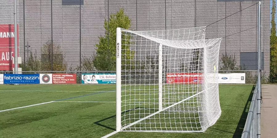 Eines der Tore auf dem Sportplatz Wyler, bei dem das Netz nach hinten verlängert werden musste.