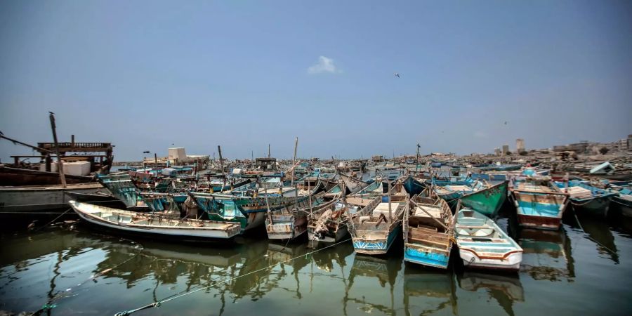 Fischerboote sind in Hodeida angedockt.