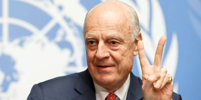 Staffan de Mistura, UN-Sondergesandter für Syrien, zeigt ein Victory-Z