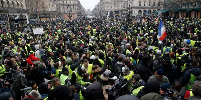 Auch heute Samstag protestieren wieder hunderte Demonstranten in Paris. Gelbwesten in Paris.